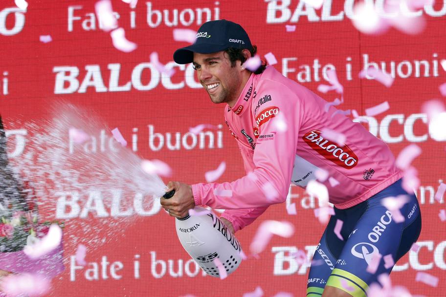 Champagne per la nuova maglia rosa, Michael Matthews. Bettini